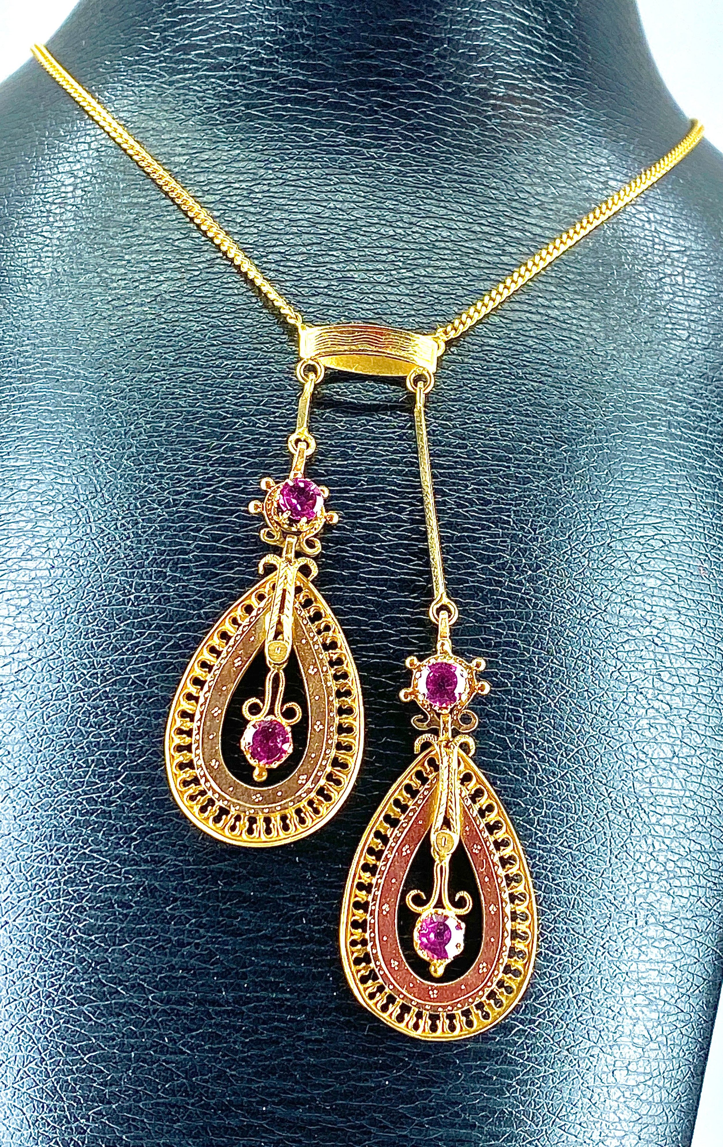 Collier bayadère en or 18 carats et grenats , époque fin 19 eme.