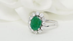 Bague entourage en or blanc, émeraude ovale et diamants