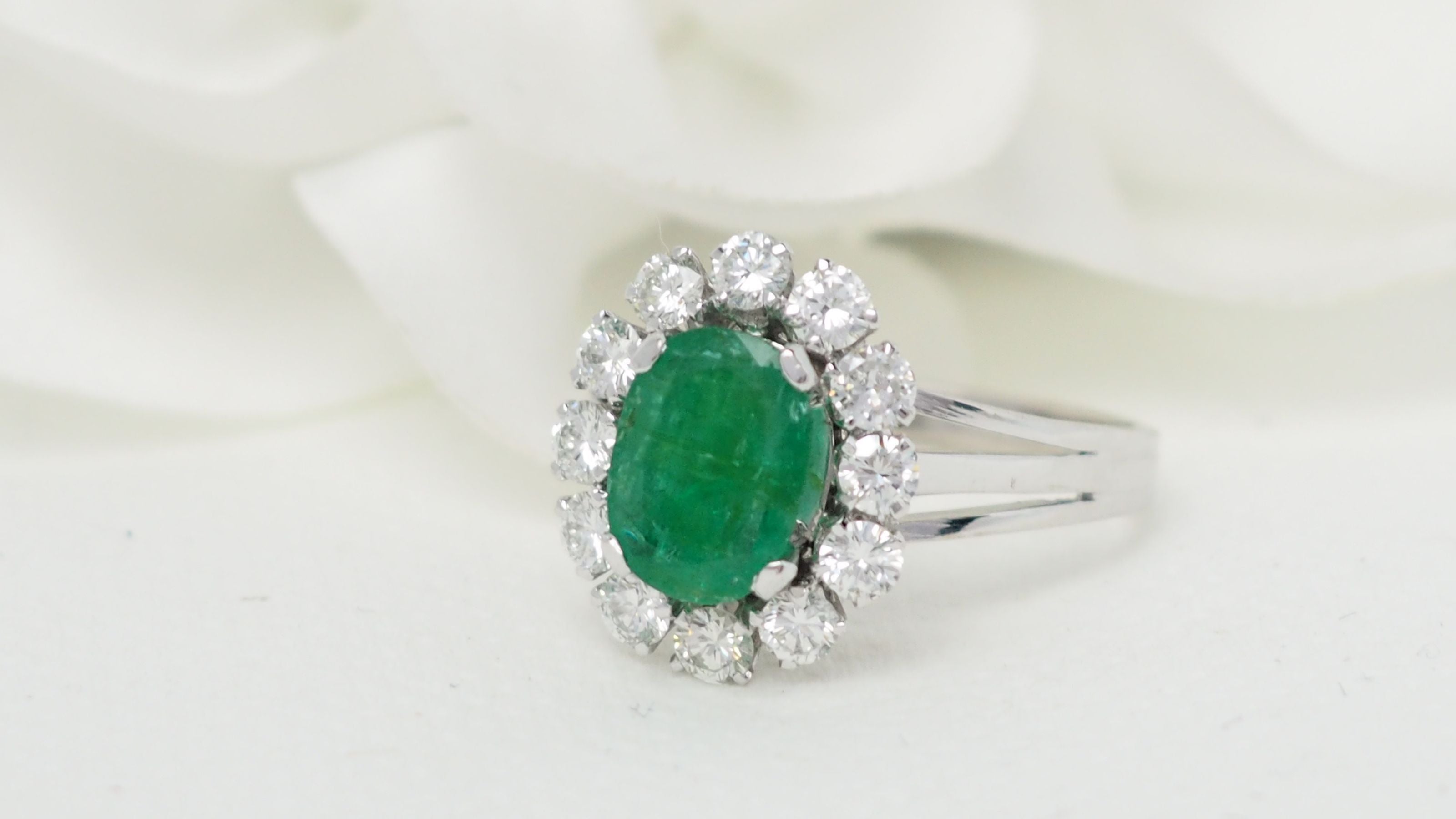 Bague entourage en or blanc, émeraude ovale et diamants