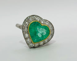 ANILLO EN PLATINO Y ORO CON UNA ESMERALDA Y DIAMANTES