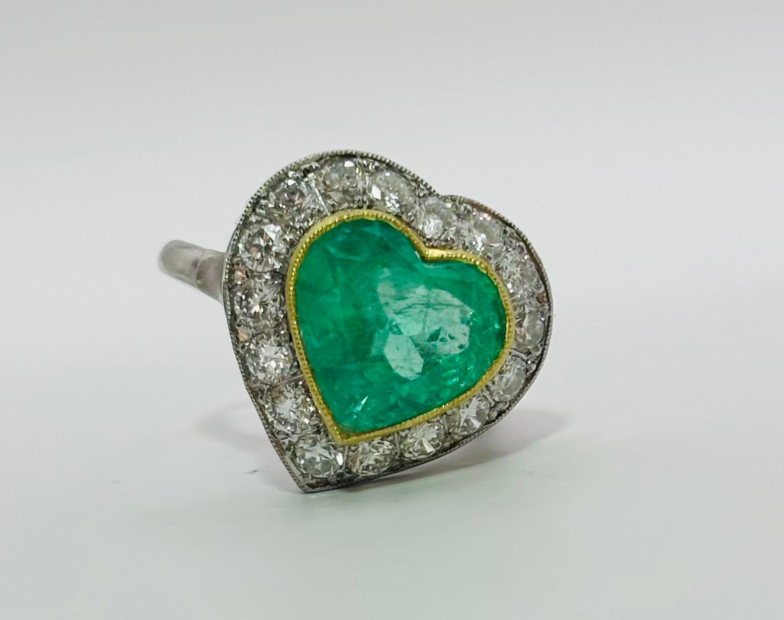 ANILLO EN PLATINO Y ORO CON UNA ESMERALDA Y DIAMANTES