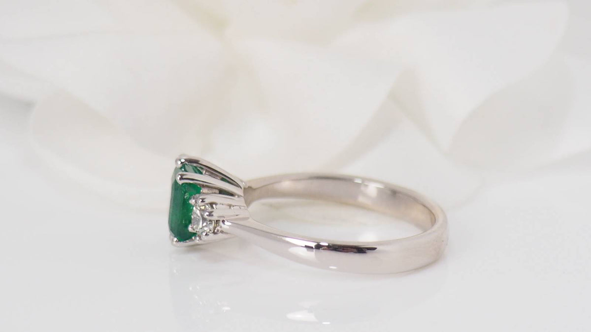 Bague en or blanc, émeraude et diamants