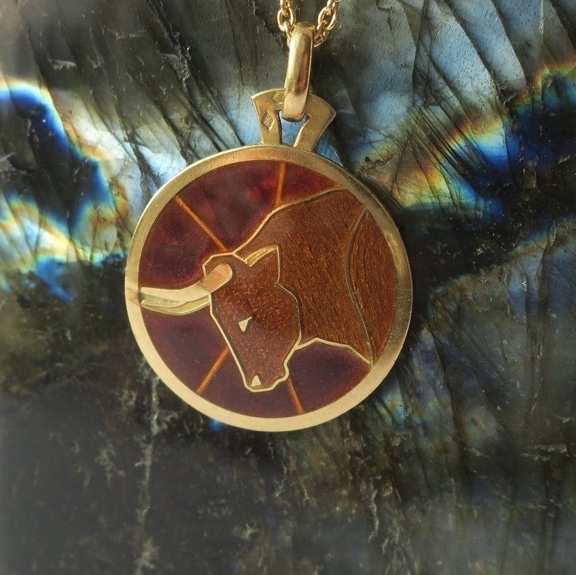 Pendentif CARTIER zodiaque taureau en or jaune et émail