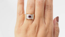 Bague ruban en or bicolore, diamants et rubis