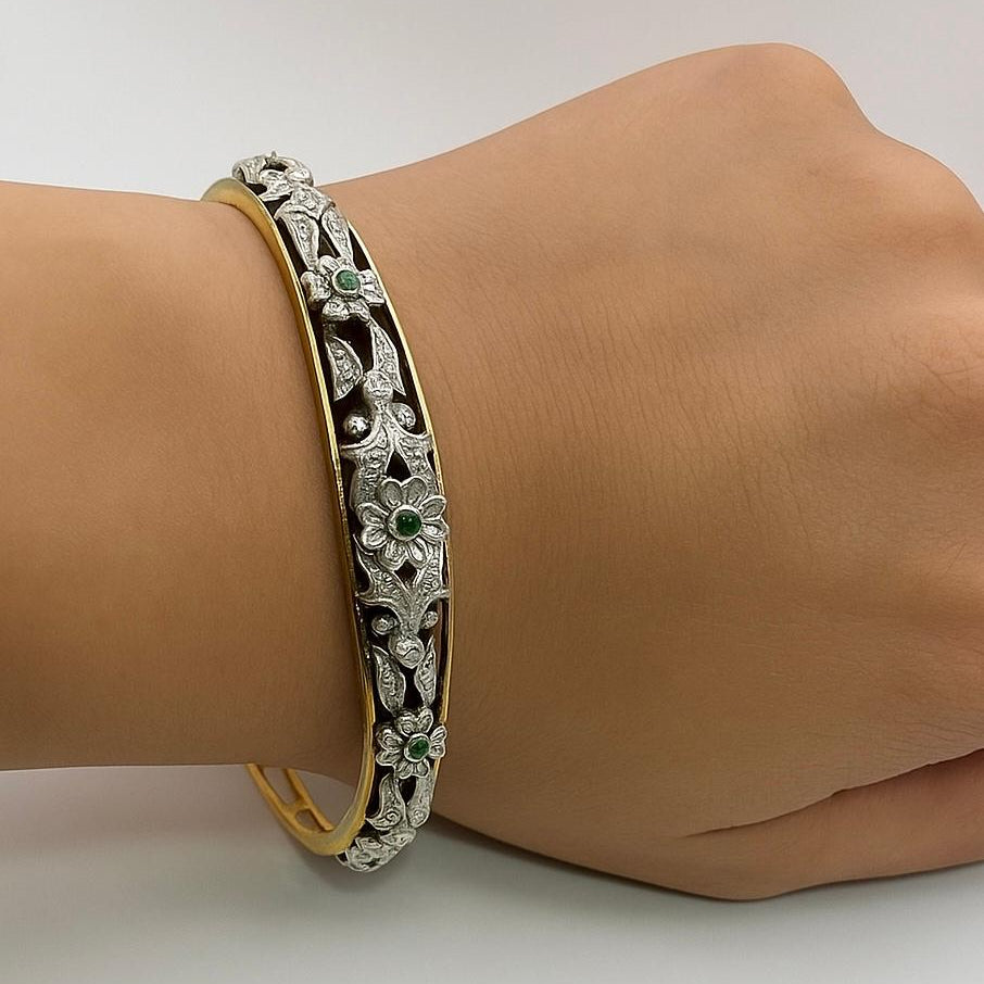 PULSERA EN ORO AMARILLO CON DETALLES FLORALES EN PLATA, ESMERALDAS Y DIAMANTES