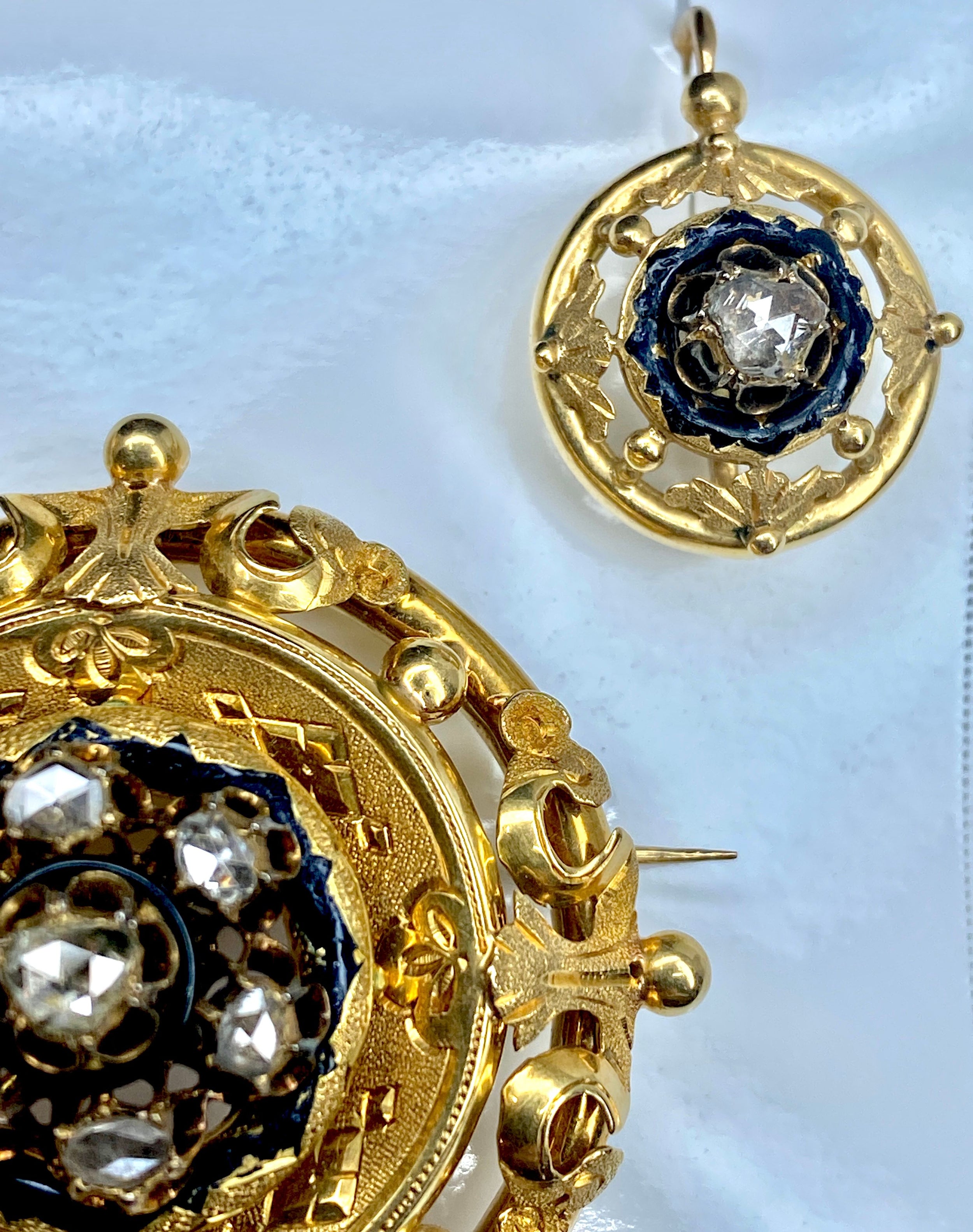 Parure : broche et boucles d’oreilles en or 18 carats, émail, diamants et perles . Epoque Napoléon III.