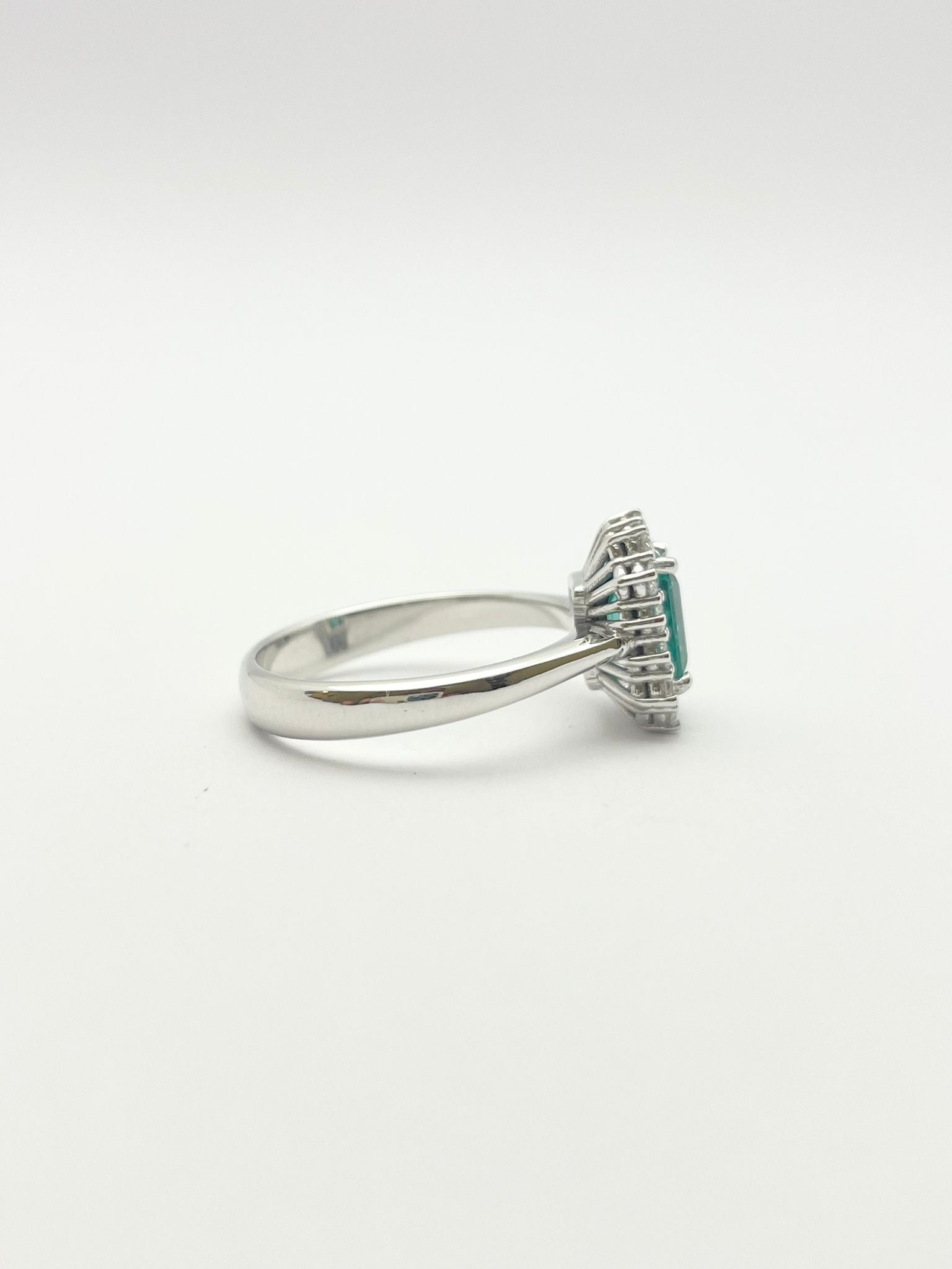 Bague en or blanc et émeraude