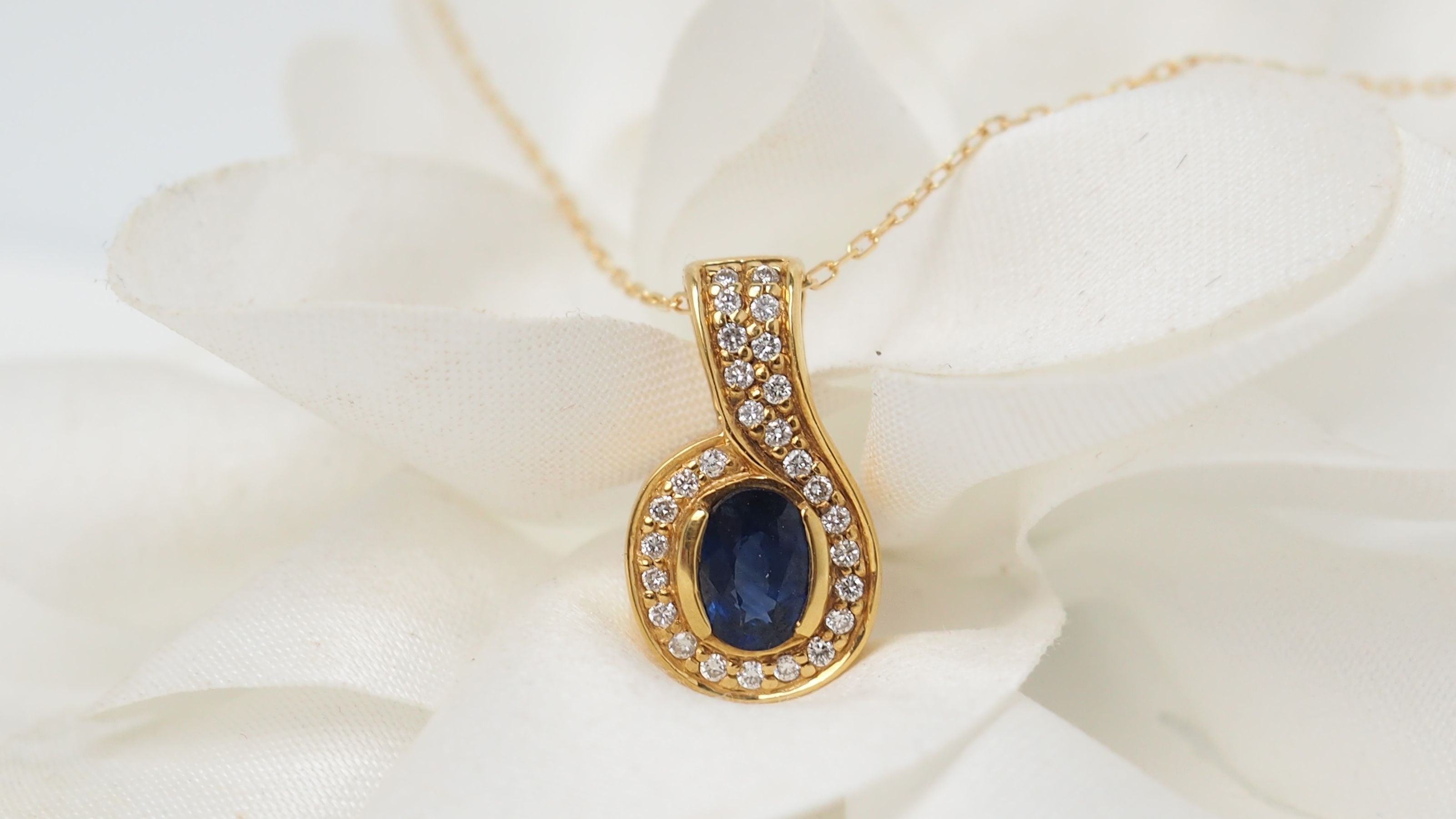 Pendentif et chaîne en or jaune, saphir et diamants