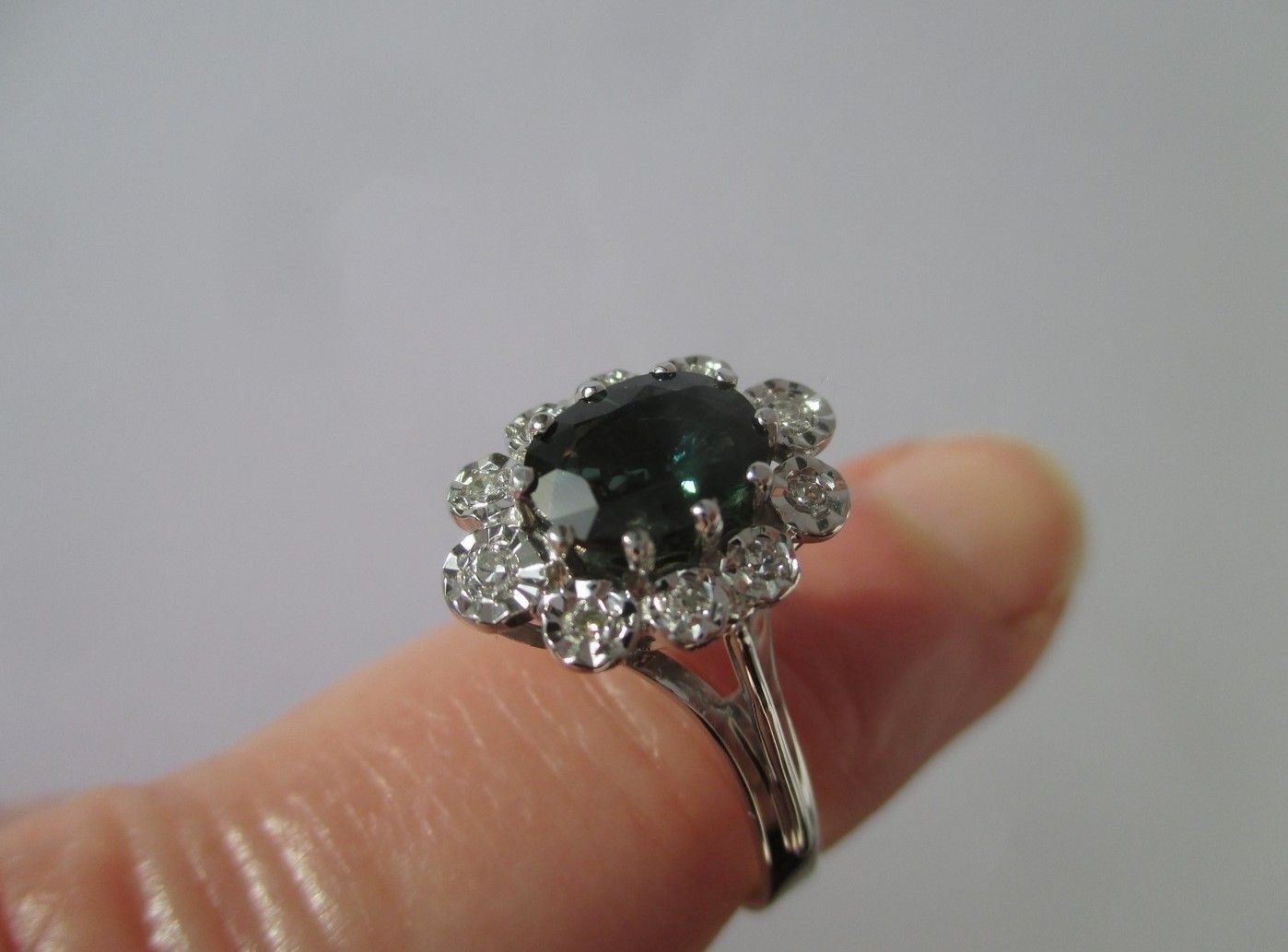 Bague Pompadour Saphir vert Diamants Or blanc