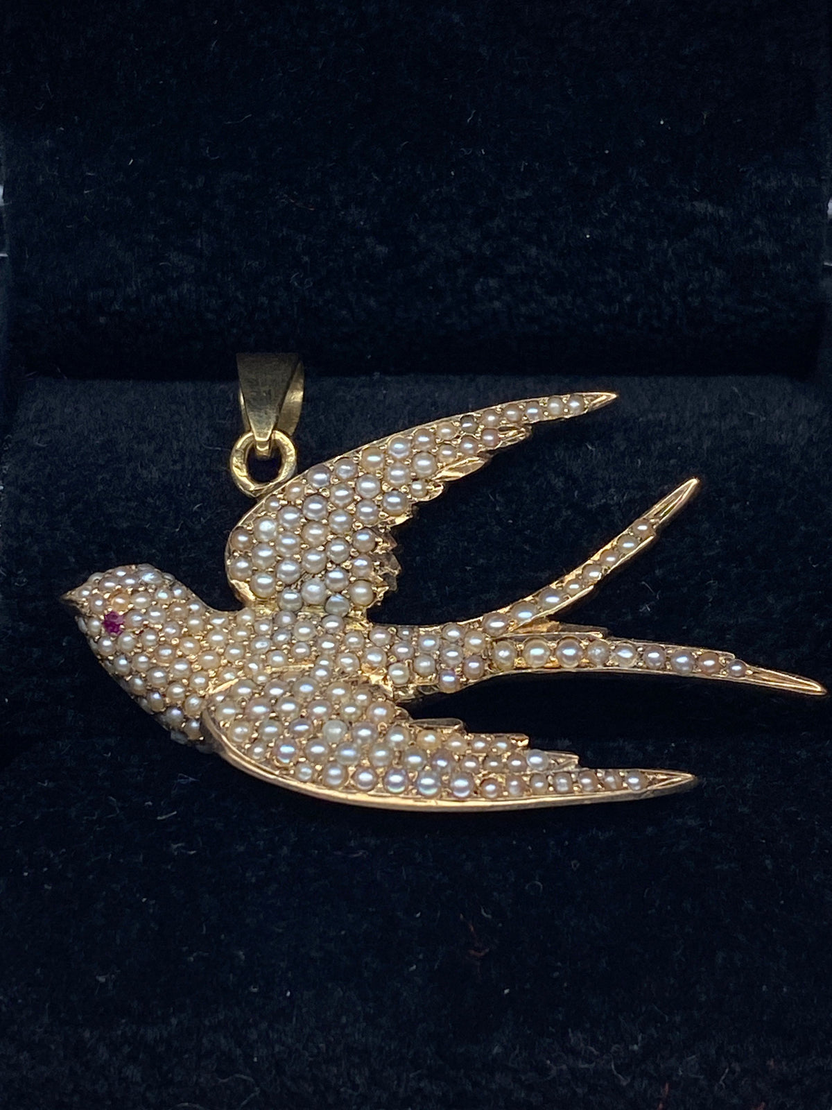 Pendentif en or 18 carats : hirondelle en perles fines et rubis