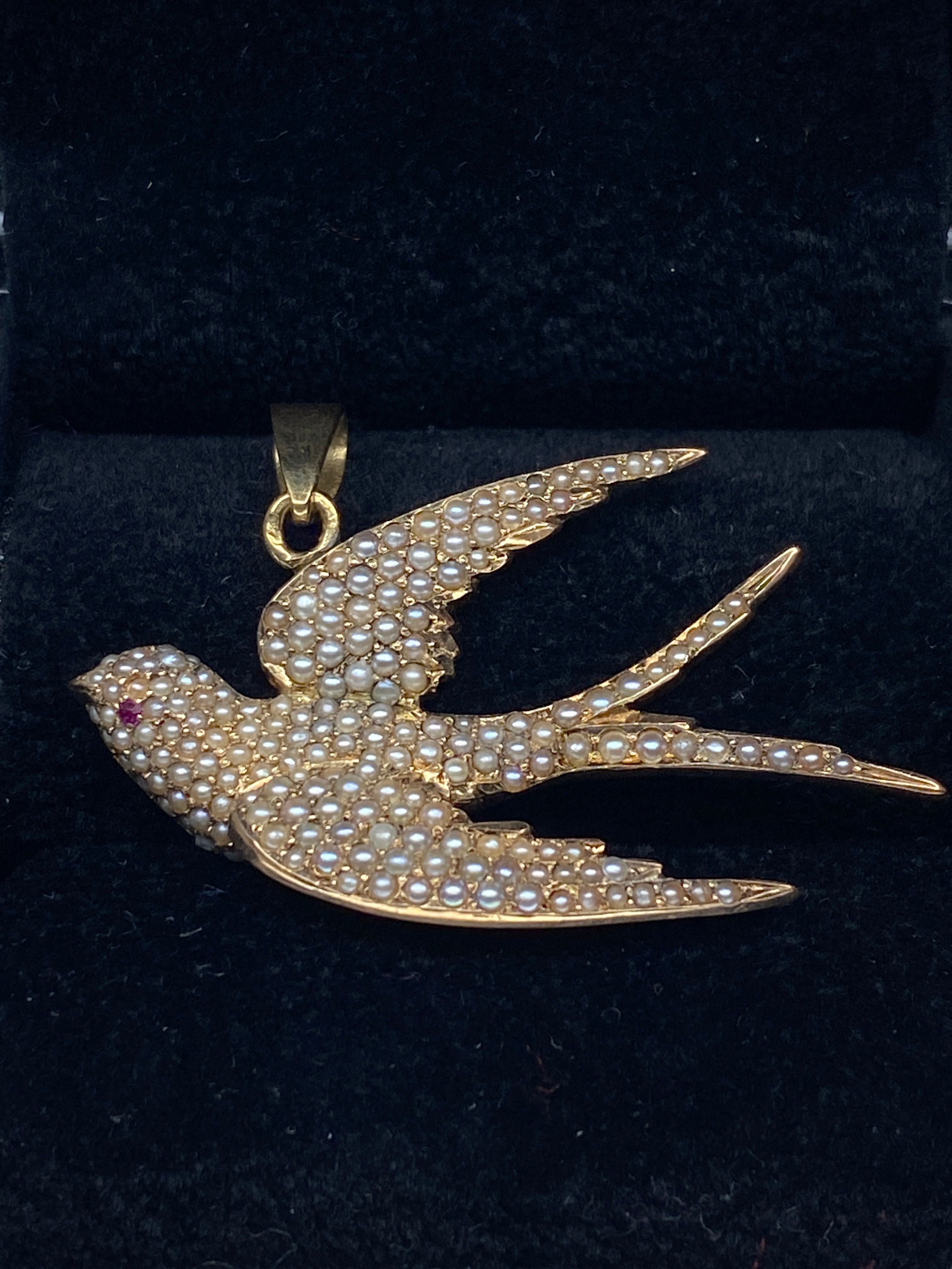 Pendentif en or 18 carats : hirondelle en perles fines et rubis