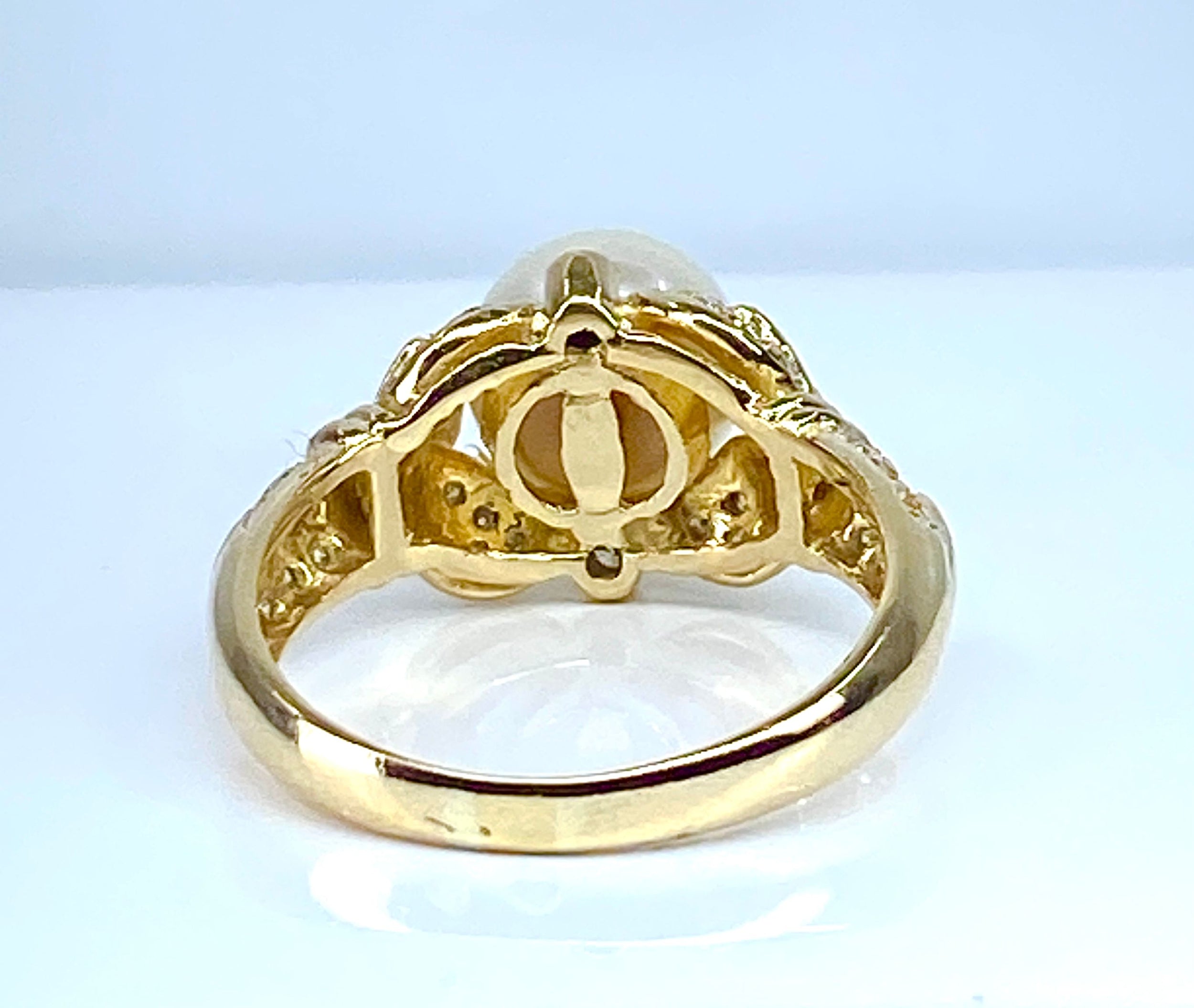 Bague en or jaune 18 carats, perle et 38 diamants.