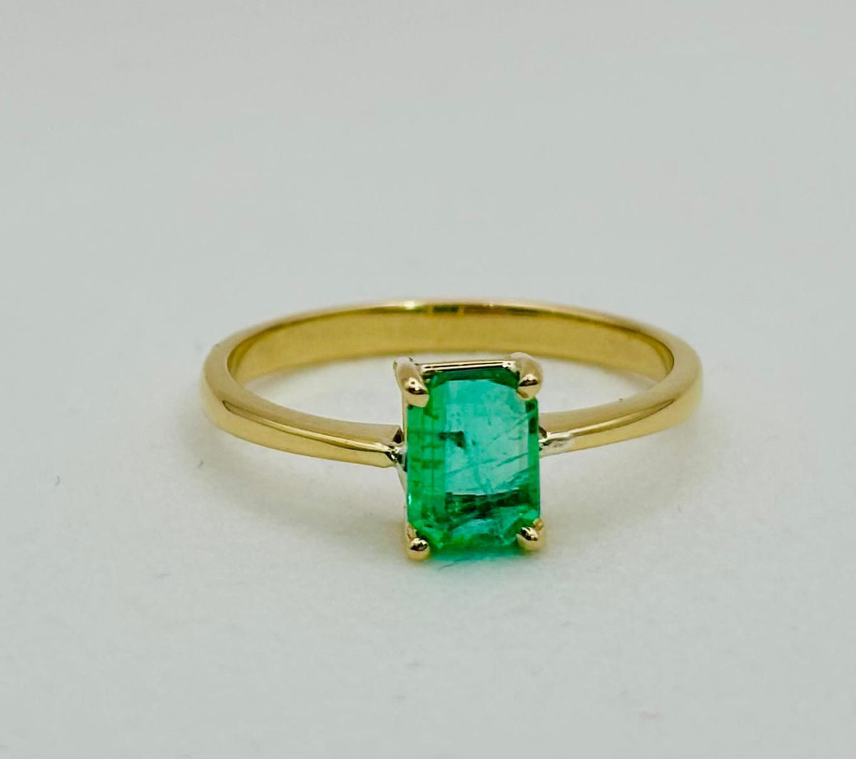 ANILLO DE ORO AMARILLO CON ESMERALDA COLOMBIANA