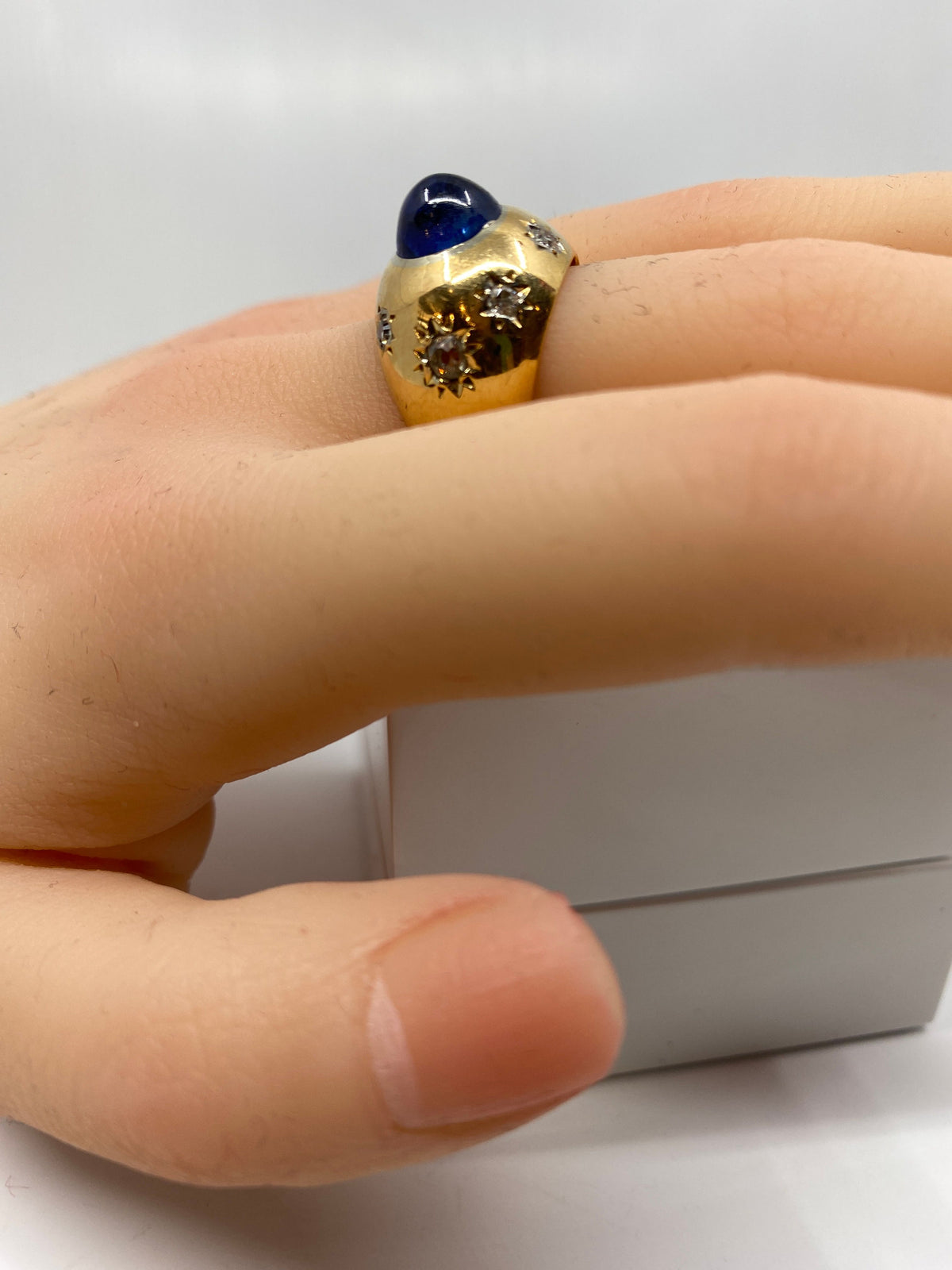 Bague en or 18 carats, saphir cabochon 5.10 ct ceylan non chauffé vers 1940