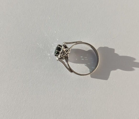 Bague Pompadour Saphir vert Diamants Or blanc