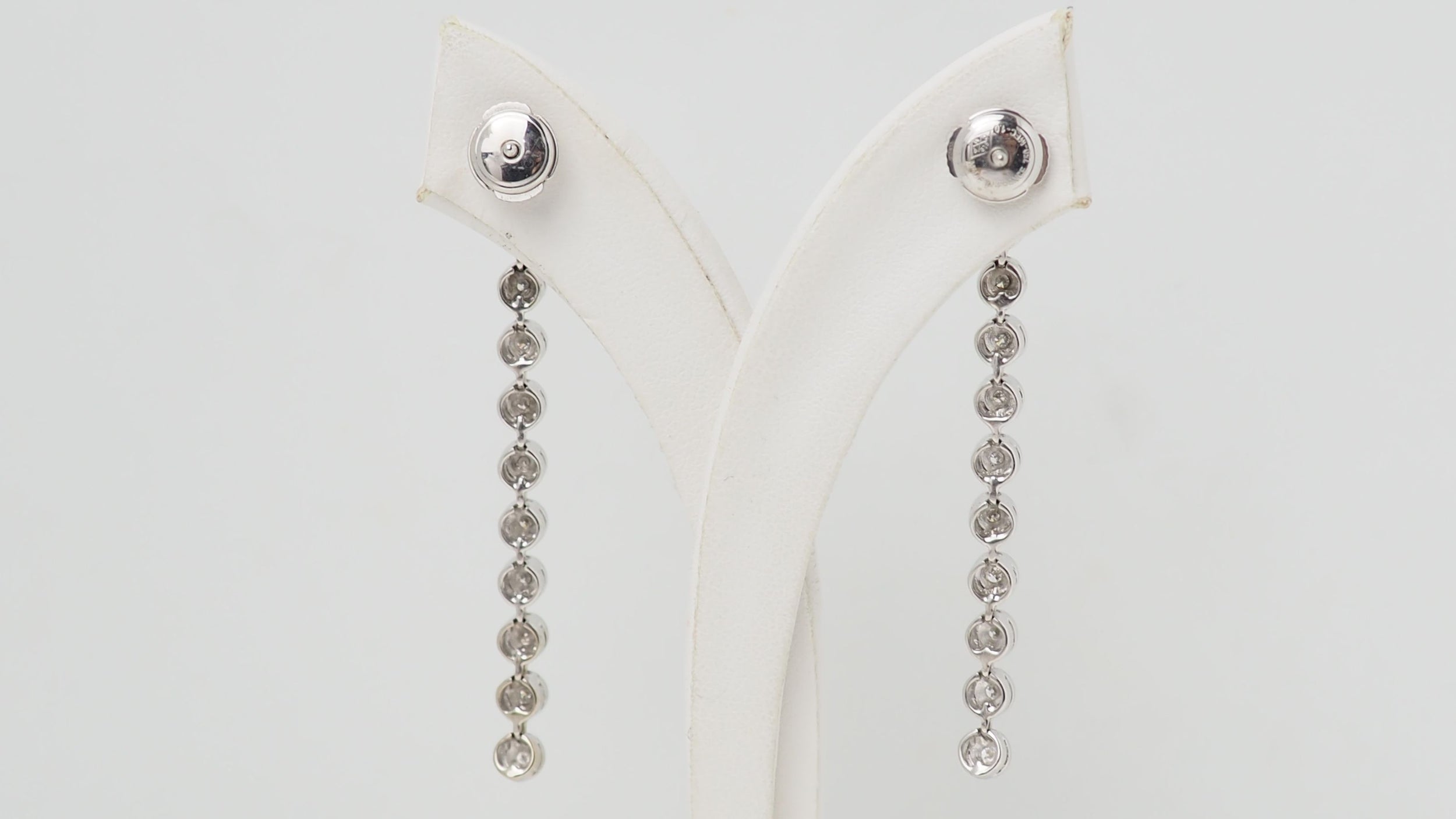 Boucles d'oreilles pendantes en or blanc et diamants