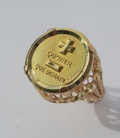 Bague A. AUGIS chevalière médaille d'amour en or jaune