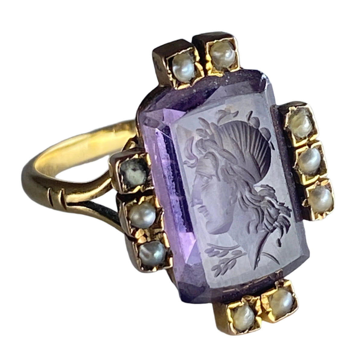 Bague intaille en or jaune, verre et perles