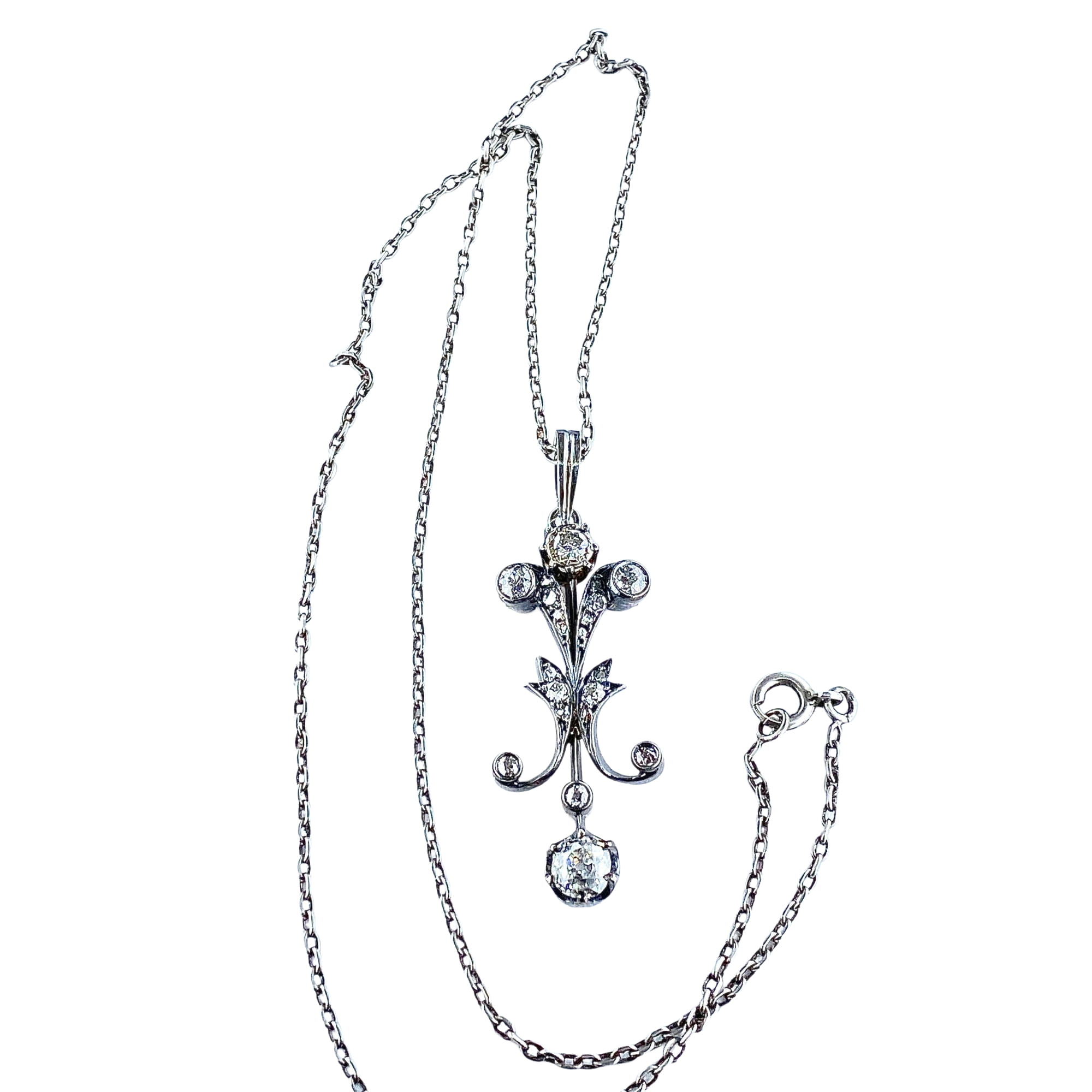 Pendentif en or et argent serti de diamants, avec chaîne. Epoque Napoléon III