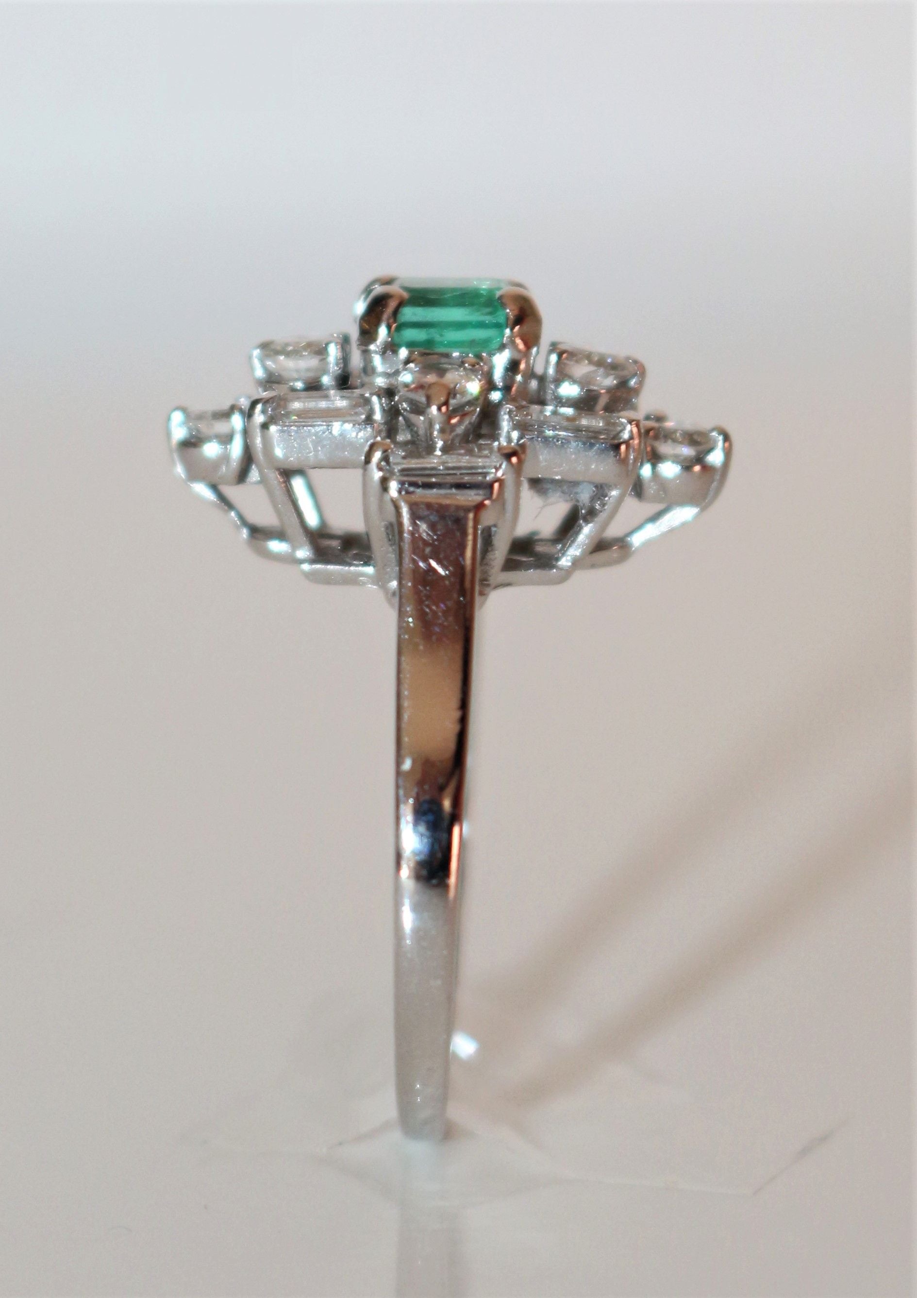 Bague Fleur Moderniste émeraude