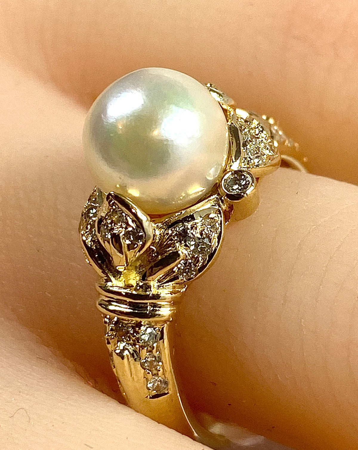 Bague en or jaune 18 carats, perle et 38 diamants.