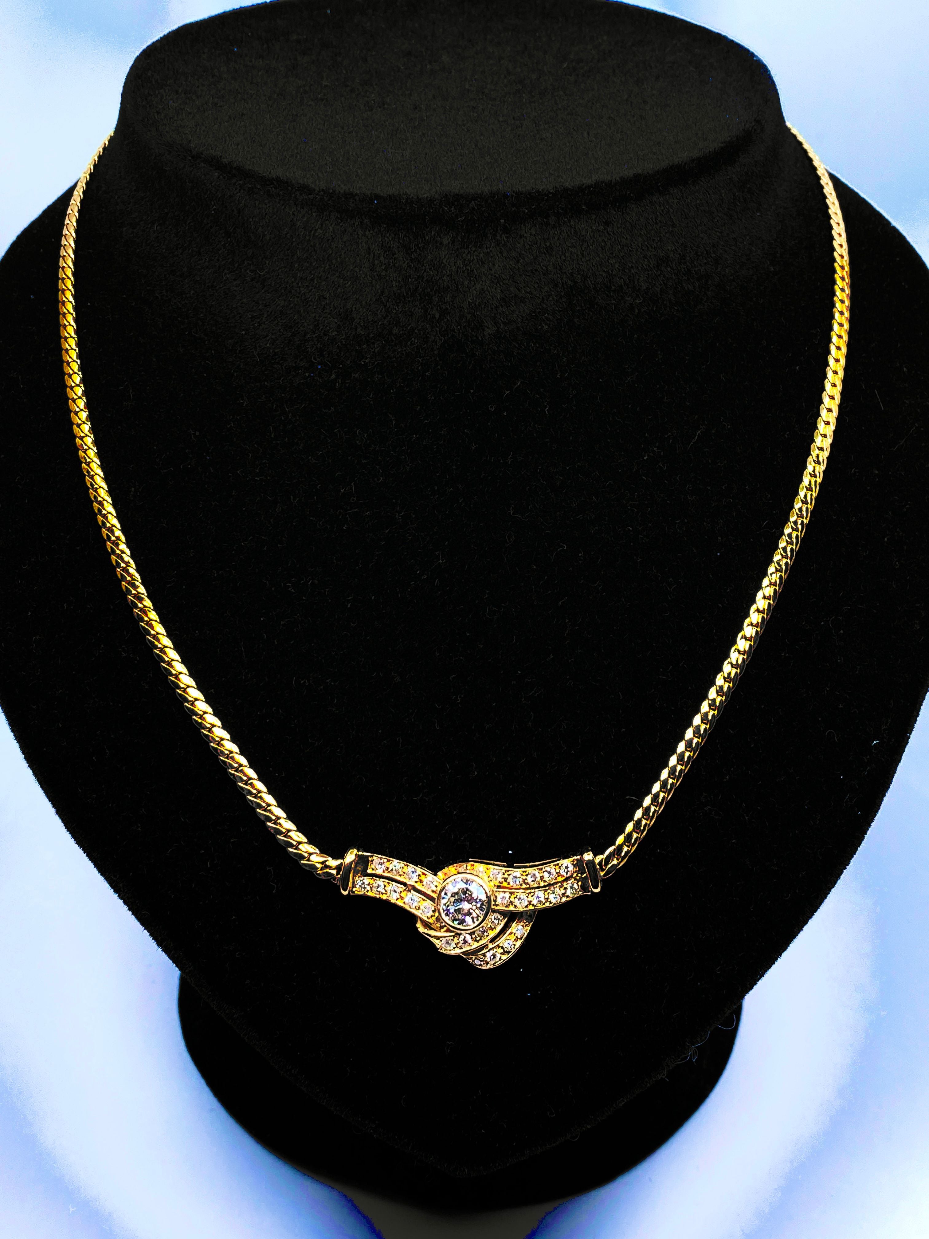 Collier en or jaune 18 carats et motif en diamants