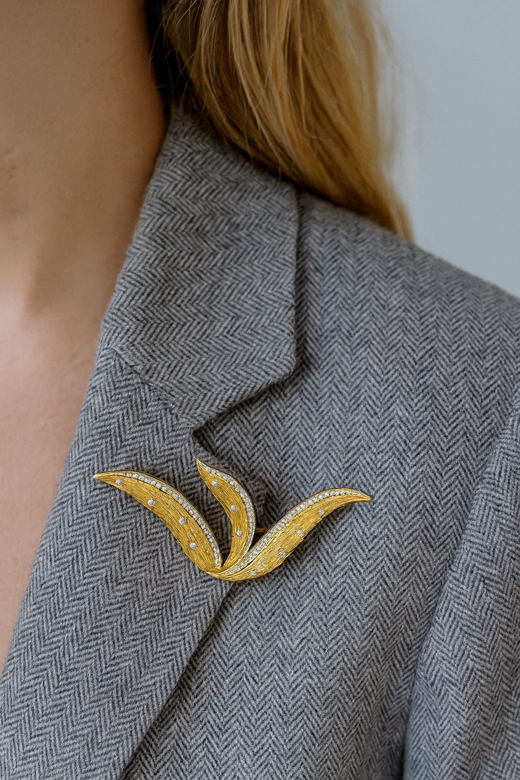 Broche en or gris et jaune