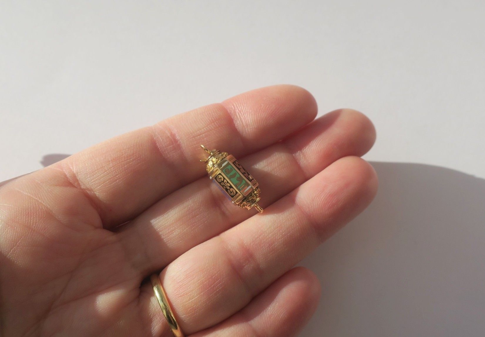 Collier fermoir ancien en or rose et émail