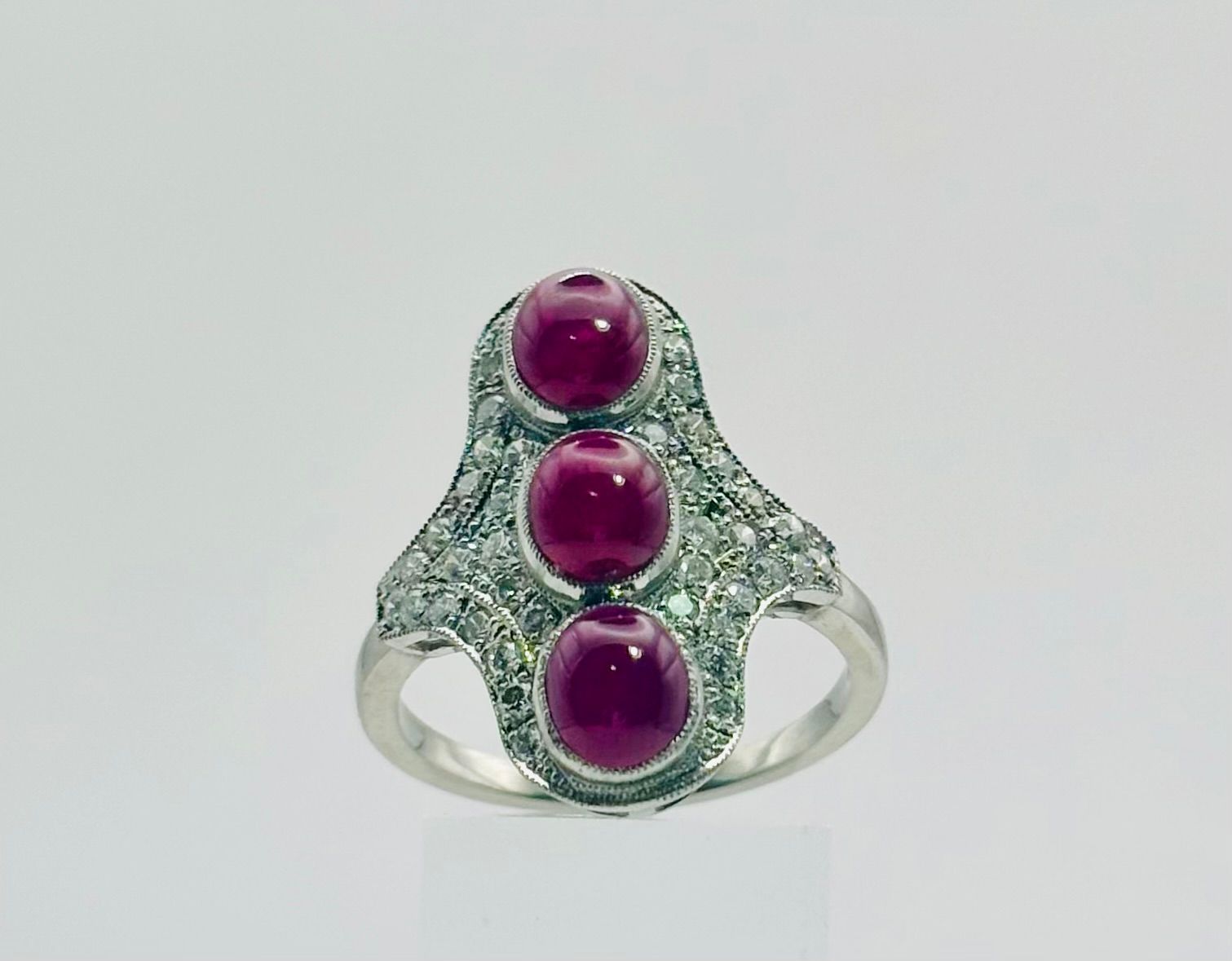 ANILLO EN PLATINO CON RUBIES Y DIAMANTES