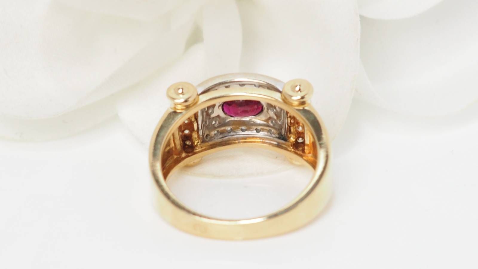 Bague ruban en or bicolore, diamants et rubis