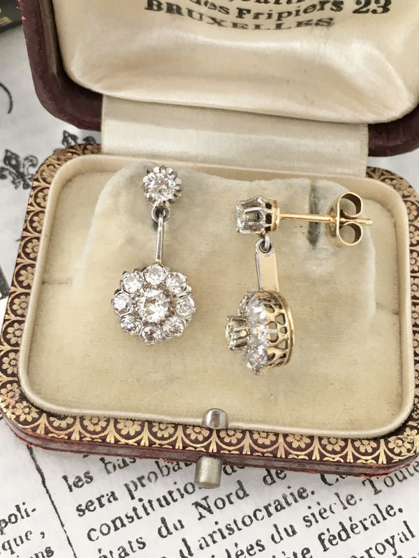 Boucles d’oreilles anciennes pendantes en or jaune 18K et diamants