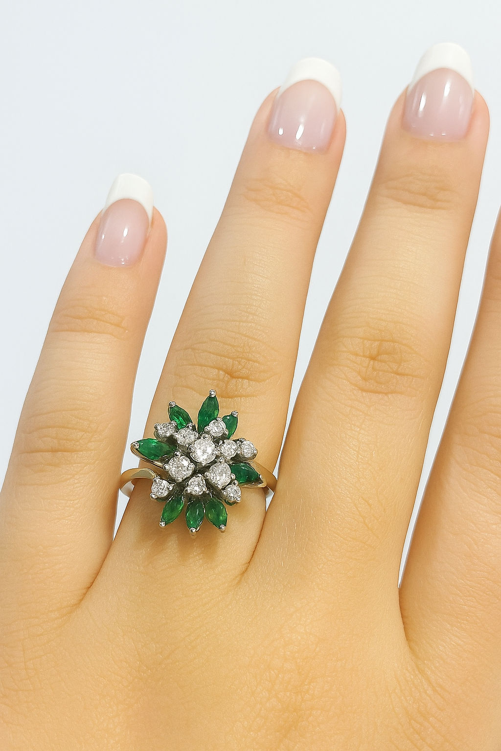 ANILLO EN ORO CON ESMERALDAS Y DIAMANTES