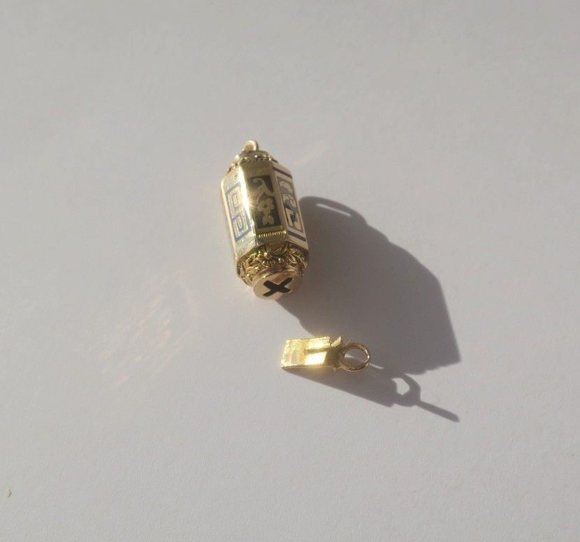 Collier fermoir ancien en or rose et émail