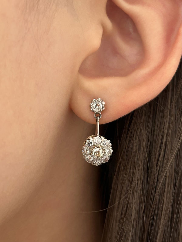 Boucles d’oreilles anciennes pendantes en or jaune 18K et diamants