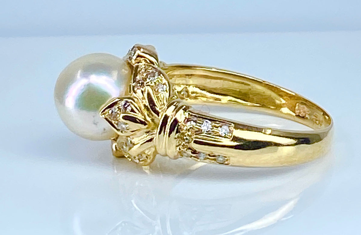 Bague en or jaune 18 carats, perle et 38 diamants.
