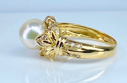 Bague en or jaune 18 carats, perle et 38 diamants.