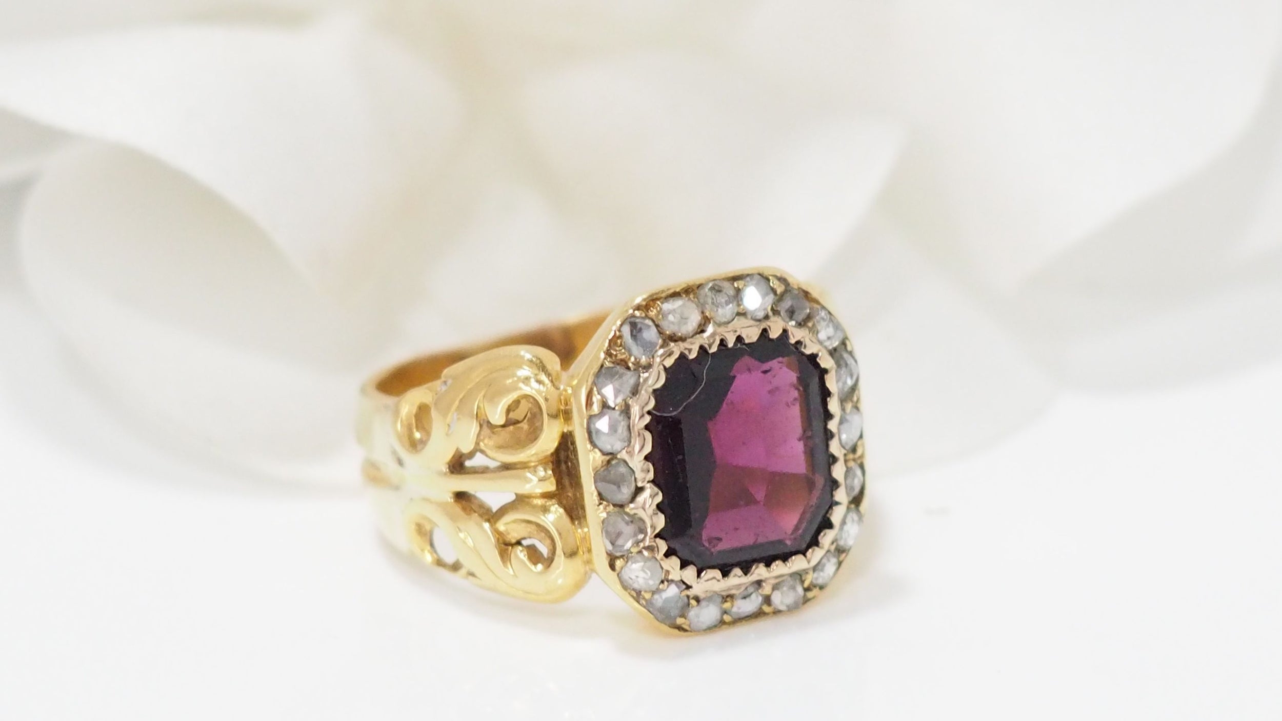 Ring In Yellow Gold, Garnet And Rose Cut Diamonds 