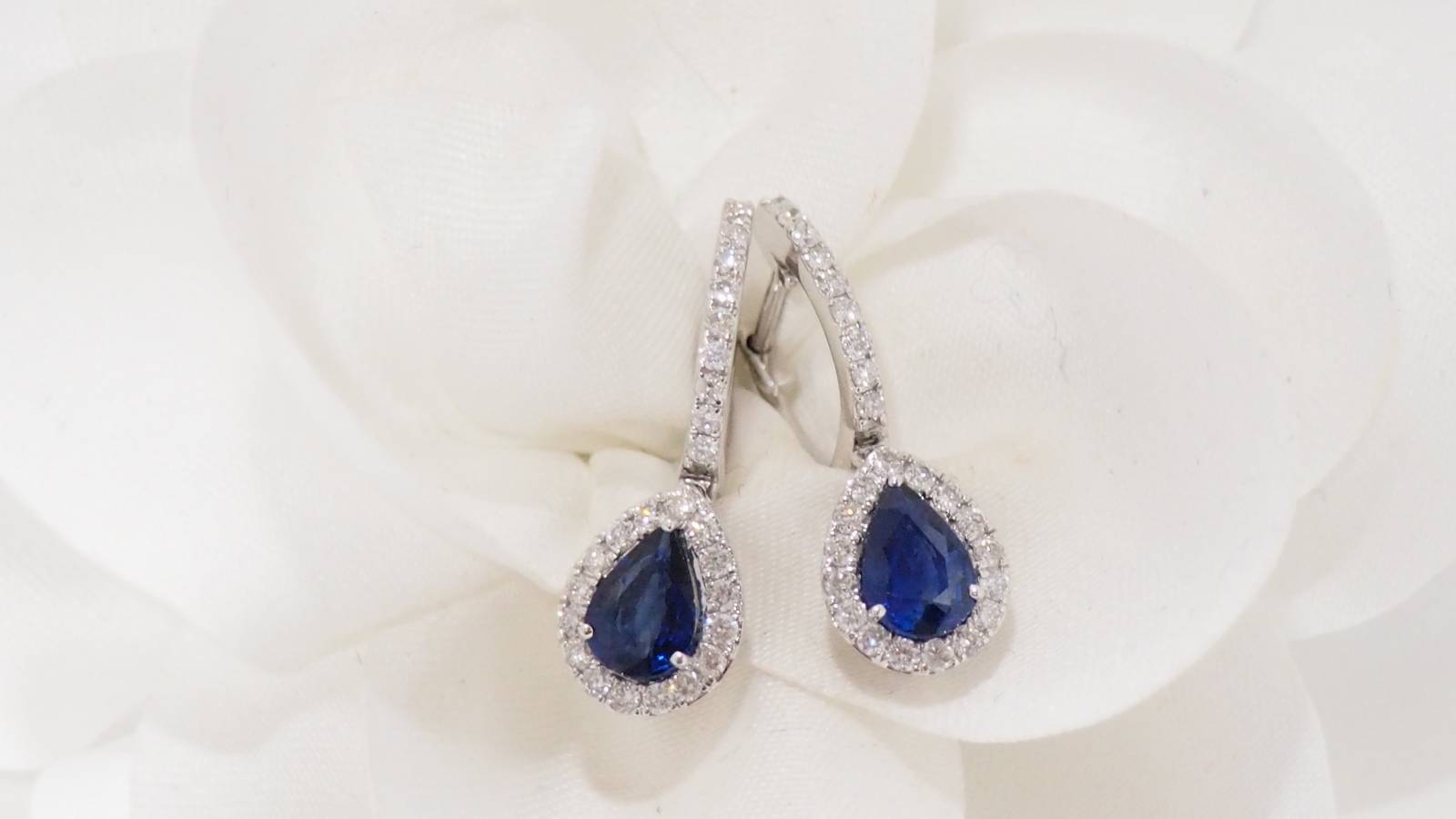 Boucles d'oreilles de luxe en or blanc, saphirs de Ceylan et diamants