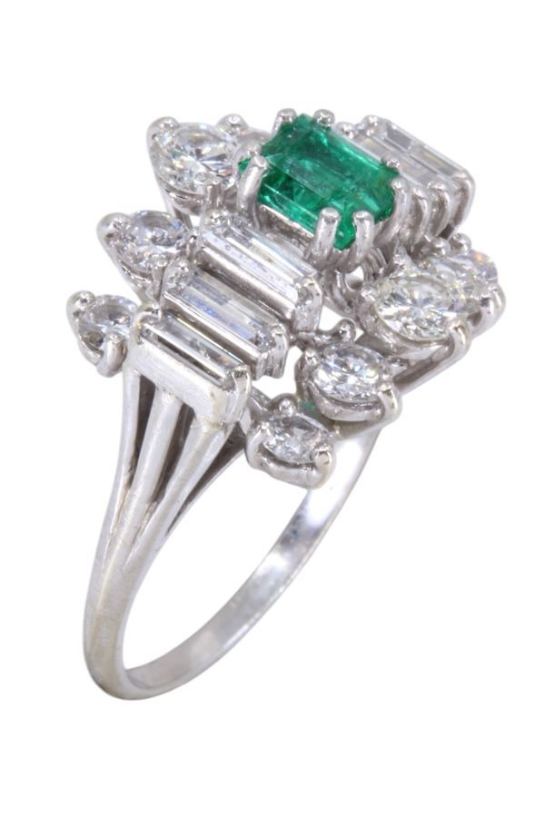 Bague années 50' en or blanc émeraude et diamants