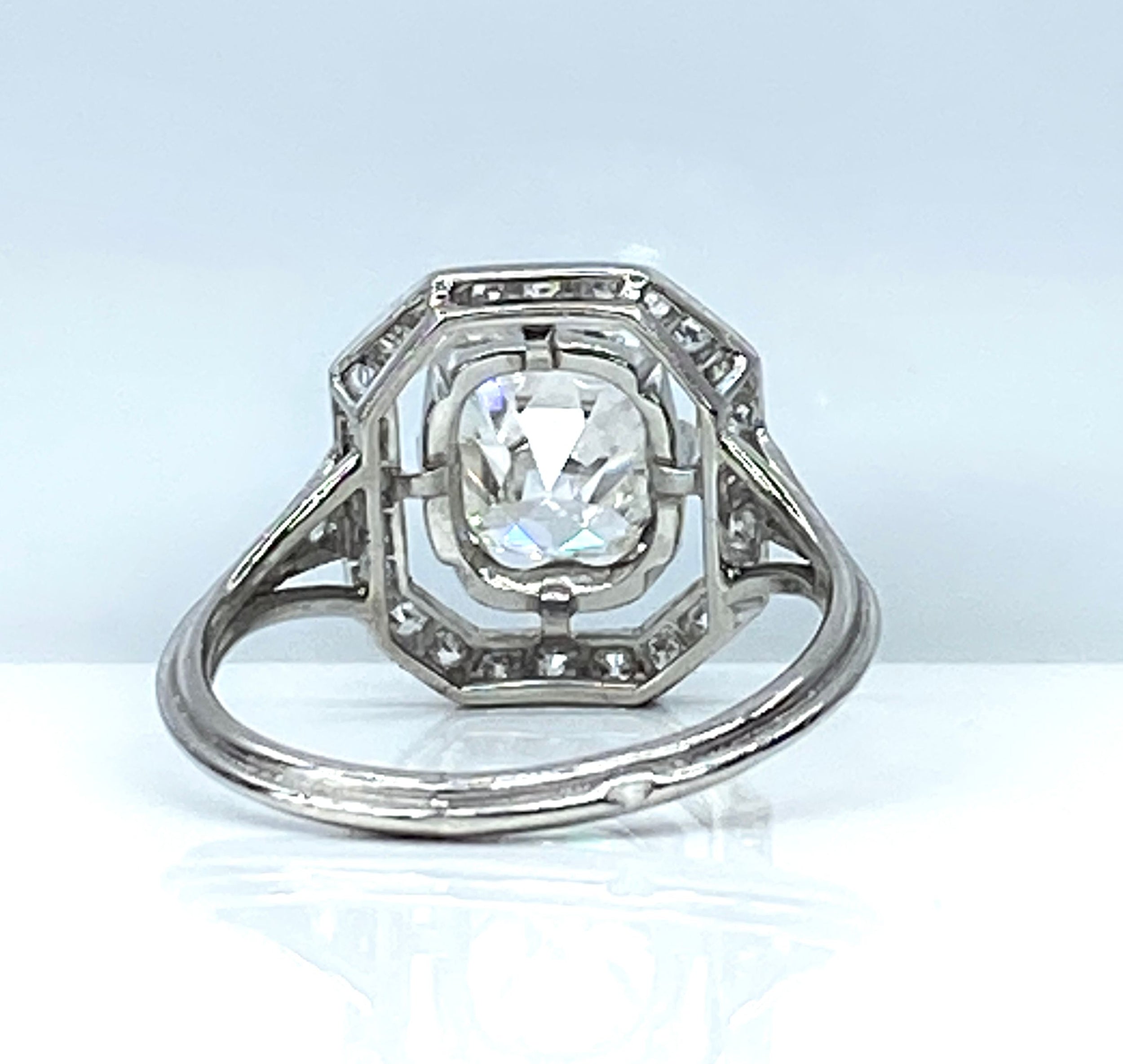 Bague en platine, diamant coussin 1,51 carat, époque Art Deco