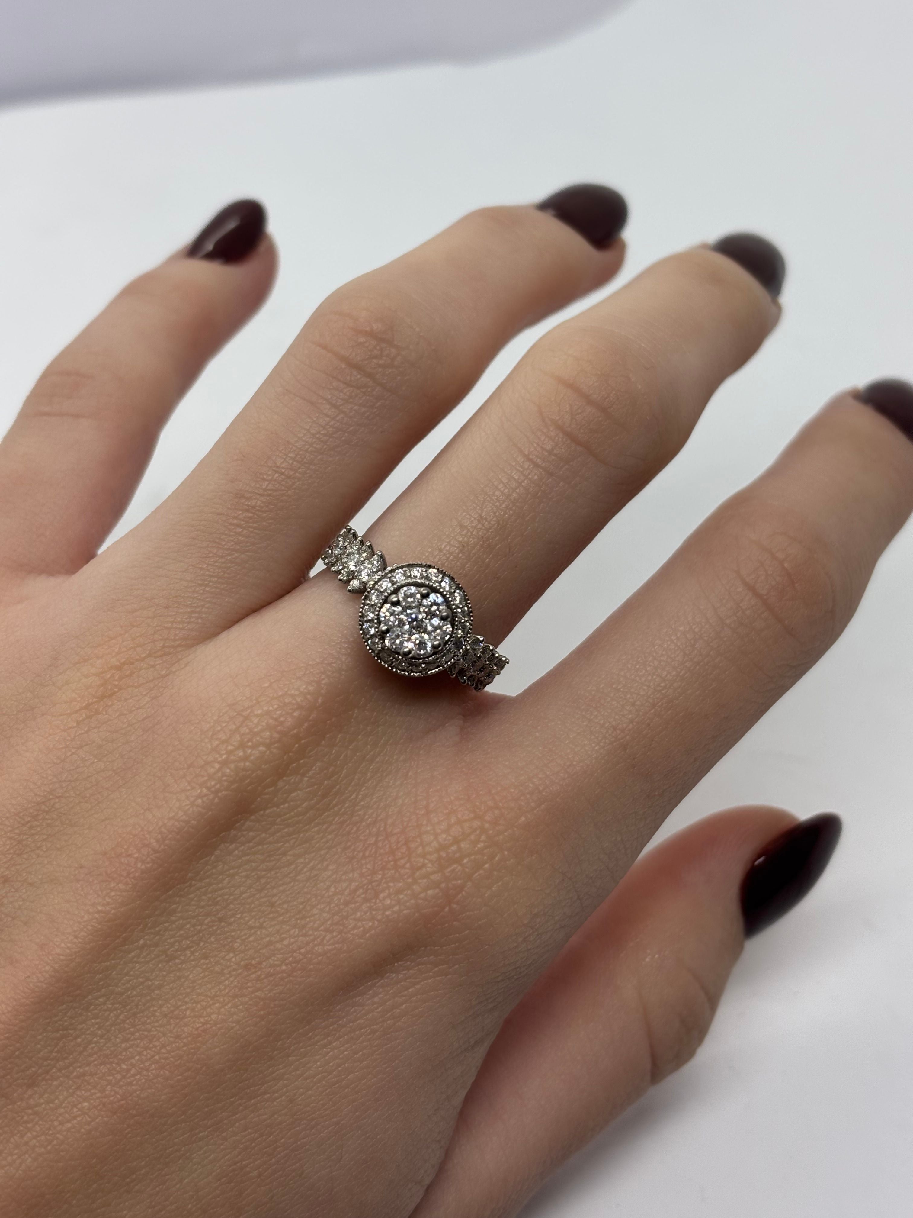 Bague solitaire en or blanc et diamant