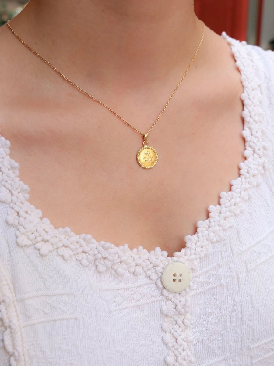 Médaille amour Augis couronne de Laurier Plus qu'hier moins que demain or jaune - Castafiore