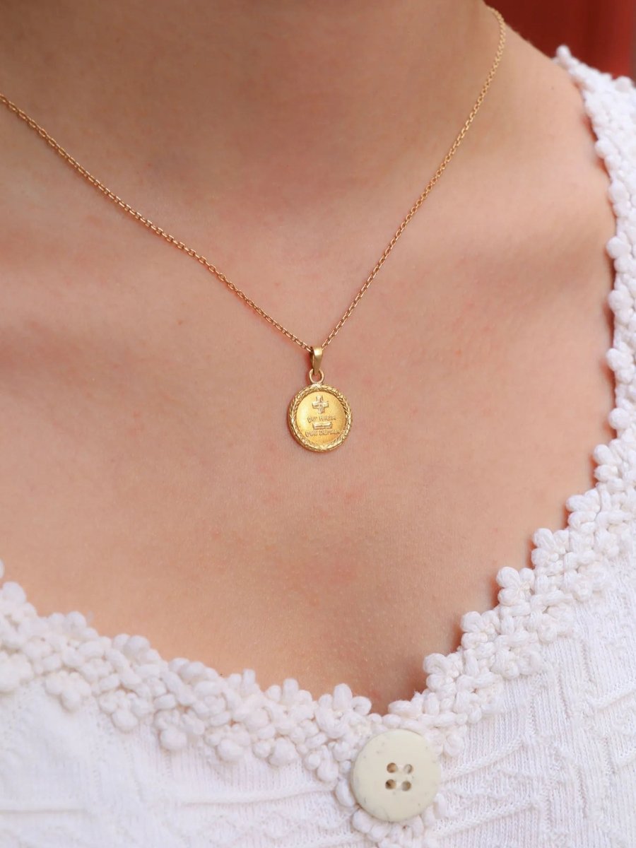 Médaille amour Augis couronne de Laurier Plus qu'hier moins que demain or jaune - Castafiore