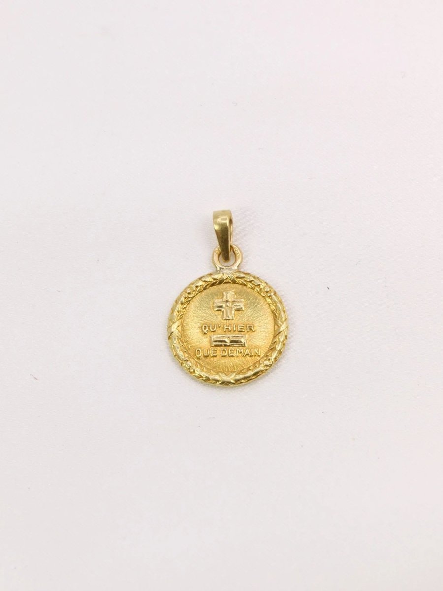 Médaille amour Augis couronne de Laurier Plus qu'hier moins que demain or jaune - Castafiore