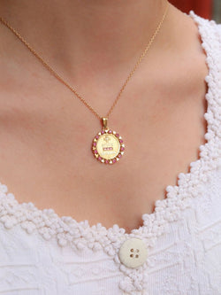 Médaille Amour Augis entourage coeur rubis Plus qu’hier moins que demain or jaune diamant rubis - Castafiore