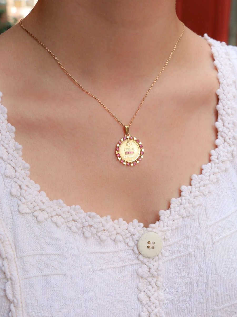 Médaille Amour Augis entourage coeur rubis Plus qu’hier moins que demain or jaune diamant rubis - Castafiore