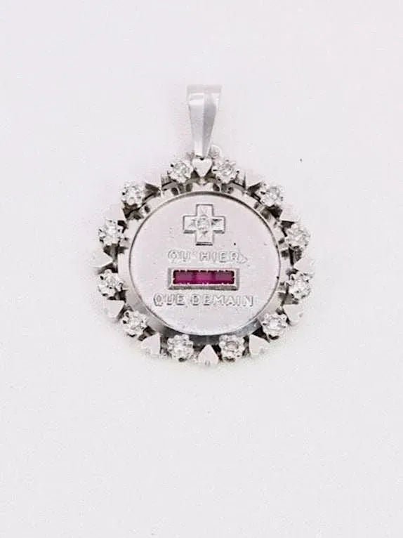 Médaille amour Augis entourage coeurs diamants Plus qu'hier moins que demain or blanc rubis - Castafiore