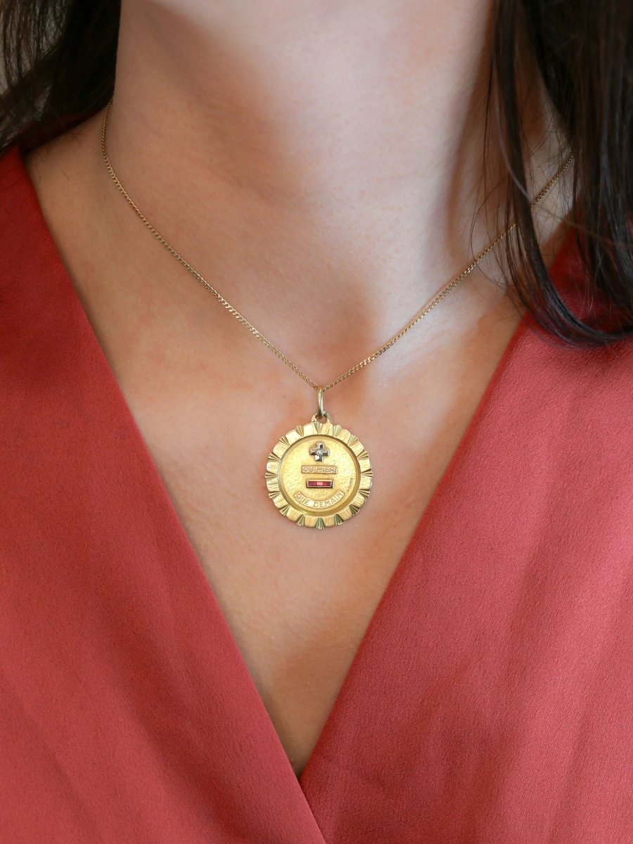 Médaille amour Augis Jumbo Plus qu'hier moins que demain or jaune diamant rubis - Castafiore