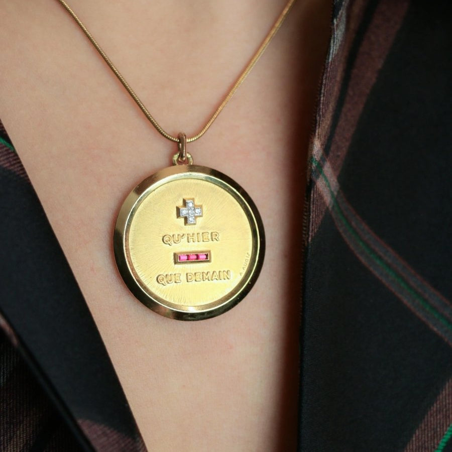Medaille Amour Augis JUMBO Plus qu'hier moins que demain or jaune diamants rubis - Castafiore