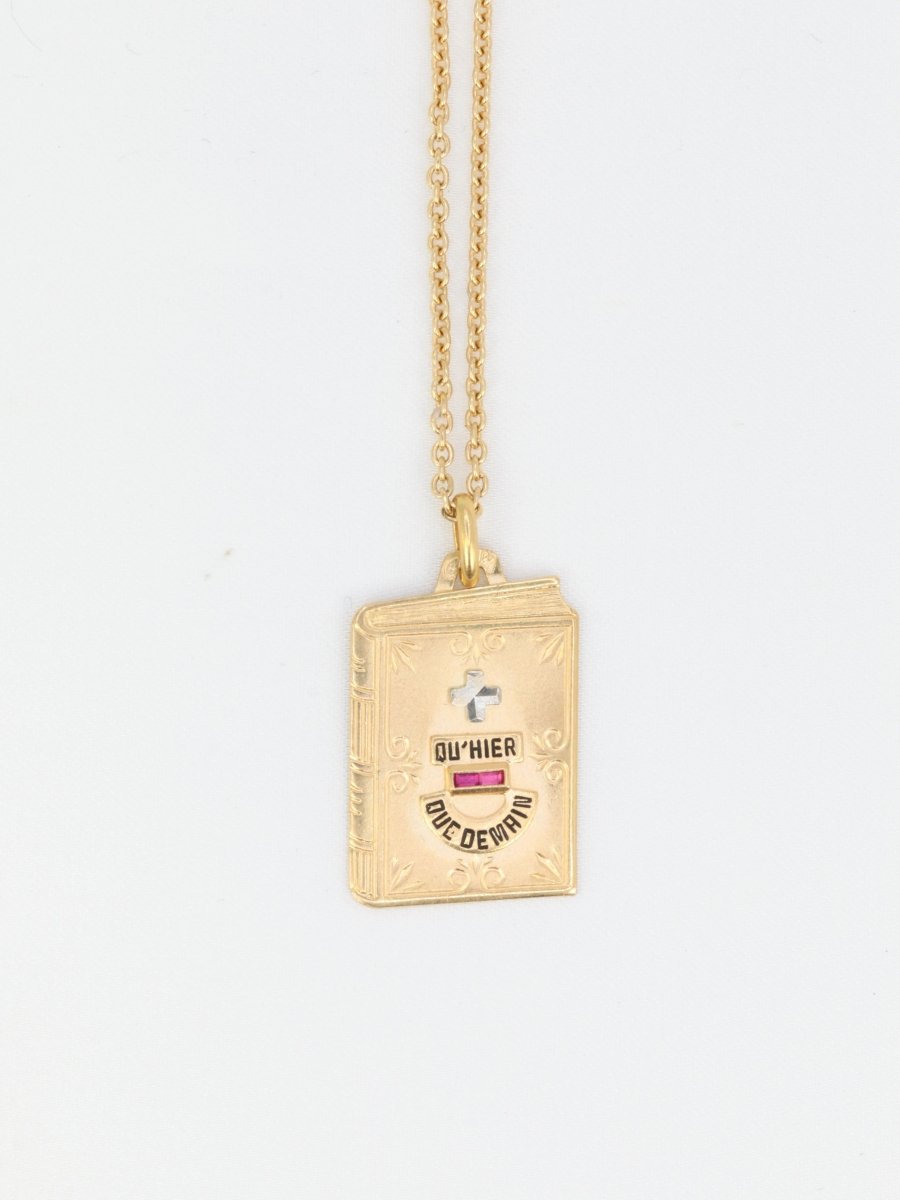 Médaille Amour Augis Plus Hier Moins Demain en or figurant un livre - Castafiore